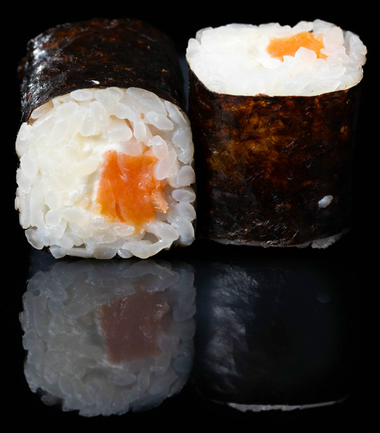 Классический ролл с лососем и сыром