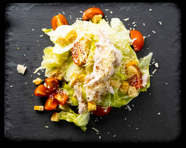Салат Цезарь с курицей